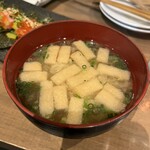 地下だけど入ったら雰囲気が良くて料理人がしっかり食事を作ってお酒もたくさんあって楽しいお店。ごんべえ - 