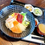 光る海 - 海鮮丼