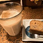 タイニーカフェ - アイスチャイ、バナナケーキ