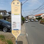 スノパン - ここ「えんどう」で下車し、遠くにみえる、白い車の所のカーブミラーを左折です。