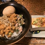タイニーカフェ - 納豆丼煮卵付き、冷奴