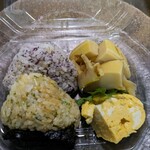 スノパン - 本日のお弁当¥470　おにぎり２種と、旬のタケノコの土佐煮＆出汁巻き卵がとても美味しかった～♡