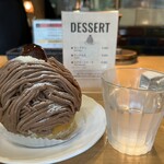 アルペンジロー 本店 - グラスと並べてみるとモンブランの大きさがよく分かる。