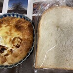 ベーカリー・カフェ・クラウン - 右　クワトロチーズ　　左　十勝小麦食パン