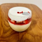 アトリエ スミス - いちごのプリンアラモード