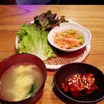 サムギョプサルとポッサムの店 PEGOPA - ヤンニョムチキン2P・スープ