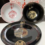 Mouko tanmen nakamoto - 黒皿は想像以上に大きく、ほぼ平らな皿だった(^^;;これで冷やし中華は無理だな…以前交換した丼と合わせて皿はコンプリート(*^^*)