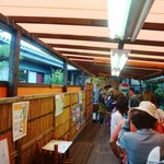 元祖しょうゆうどん 小縣家 - お店の外に大行列です。