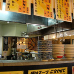 らーめん研究所(カウンターから店内をみる)