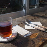 オンザディッシュ - 熱い番茶とスプーン＆ホーク