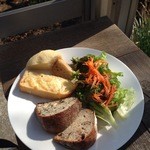 数種類のパンとサラダ