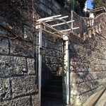 この階段を昇って行く