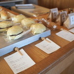 オンザディッシュ - 部屋に入ってパンなどが並べられたカウンターがある