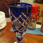 旬菜酒房 たかべェ - 切り子のグラスに日本酒