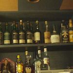 旬菜酒房 たかべェ - 最上段に洋酒が並んでいる