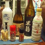 旬菜酒房 たかべェ - カウンター上に焼酎の瓶