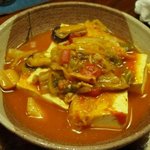 旬菜酒房 たかべェ - お通しにお豆腐の入った鍋物