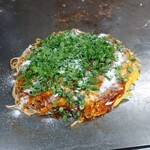 ｶｰﾌﾟお好み焼 - 肉玉ソバイカ天ネギかけガーリックパウダーもフリフリ