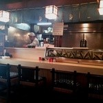 うな亭 - 店内 カウンター席と焼場
