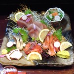 酒肴商店 アジト - 刺身盛り合わせ