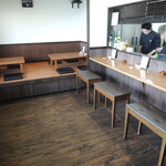 Gyuukotsura Xamen Ushiwaka - 店内カウンター席、座敷席