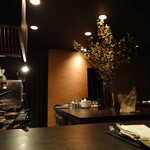 Maison de Fujii - 店内　中央の花はハナミズキ