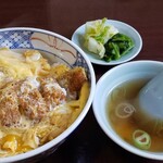 勝楽 - かつ丼　800円(スープ・お新香付)