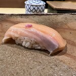 鮨　まつ本 - サクラマス(桜の花の塩漬けのせ)(サクラマスは桜の葉で締めてある)