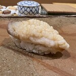 鮨　まつ本 - ホッキガイの炙り