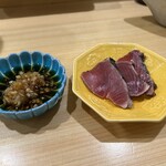 鮨　まつ本 - 初ガツオのタタキ(新玉ねぎ醤油)