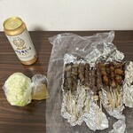 串焼 和坊 - 焼き鳥おまかせ2000円 キャベツとレモン汁付き