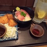 鮪市場 - ミニマグロ丼、鮪フライ、レモンサワー