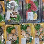 Tosa Kuroshio Suisan - 他にもウツボ等の美味しそうな魚が並ぶ。