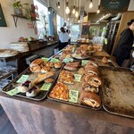 Boulangerie Igel - 金曜16時前の様子。店奥にもたくさんのパンや菓子が並ぶ。