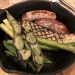 ピッツェリア キアッキェローネ - ソーセージと春野菜の窯焼き