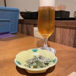 Teppanyaki Tori Kuchibashi - 生ビールと突き出し　インゲン胡麻和え