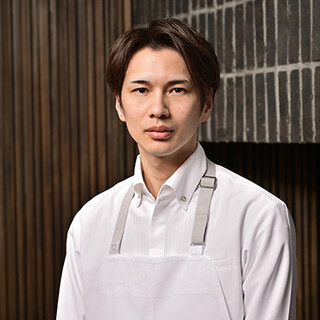 主厨 Takaaki Okamura ____ 在 Grand Maison 和三星级餐厅磨练的技能