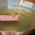 北新地しゃぶしゃぶすき焼き きらく - 極上霜降り牛タンをしゃぶしゃぶしているところ(コース料理 翡翠~かわせみ~コース)