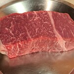 Petits Verres - 土佐あか牛のウデ肉。「この部分をコレぐらいの厚みで…」とオーダーカットした250gの塊肉だ。