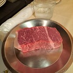 Petits Verres - 私のリクエストで先に肉を見せてもらい、シェフと相談した結果　選んだ肉がコチラ。