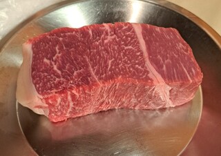 Petits Verres - 土佐あか牛のウデ肉。「この部分をコレぐらいの厚みで…」とオーダーカットした250gの塊肉だ。