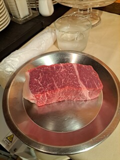 Petits Verres - 私のリクエストで先に肉を見せてもらい、シェフと相談した結果　選んだ肉がコチラ。