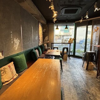 [reserved available] Pets allowed inside the restaurant! A stylish hideaway with a modern Korean feel