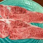 北新地しゃぶしゃぶすき焼き きらく - しゃぶしゃぶする前の霜降り黒毛和牛サーロイン(コース料理 翡翠~かわせみ~コース)