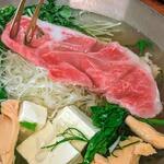 北新地しゃぶしゃぶすき焼き きらく - 霜降り黒毛和牛サーロインをしゃぶしゃぶしているところ(コース料理 翡翠~かわせみ~コース)