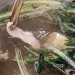 北新地しゃぶしゃぶすき焼き きらく - 特選ミノをしゃぶしゃぶしているところ(コース料理 翡翠~かわせみ~コース)