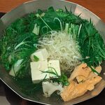 北新地しゃぶしゃぶすき焼き きらく - 季節野菜の盛り合わせを煮ているところ(コース料理 翡翠~かわせみ~コース)