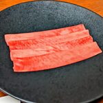 北新地しゃぶしゃぶすき焼き きらく - しゃぶしゃぶする前の極上霜降り牛タン(コース料理 翡翠~かわせみ~コース)