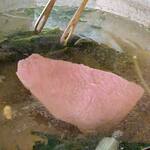 北新地しゃぶしゃぶすき焼き きらく - 極上黒毛和牛ももをしゃぶしゃぶしているところ(コース料理 翡翠~かわせみ~コース)