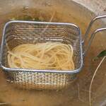 北新地しゃぶしゃぶすき焼き きらく - 来店時のお食事 煮る前の稲庭うどんを煮ているところ(コース料理 翡翠~かわせみ~コース)